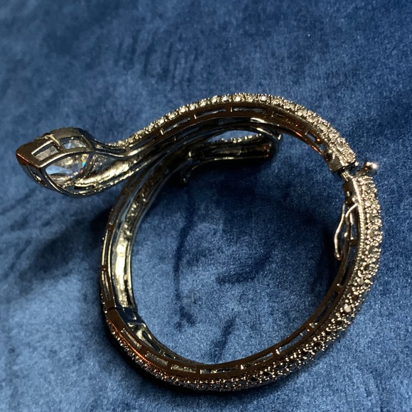 Diamond snake shaped bracelet 🖤 - Picture 4 of 6